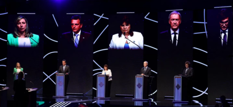 Foto de candidatos en el debate presidencial, candidatos en el escenario frente a sus tarimas.
